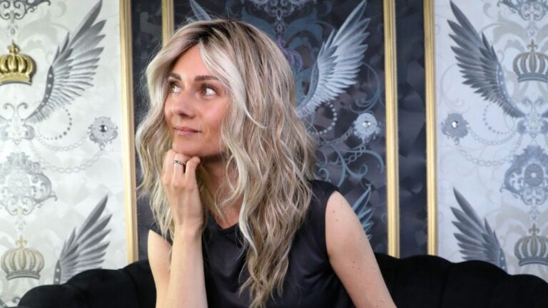 Perücke in Echthaar und Kunsthaar getragen von Juliane Völlger vom Perückenstudio Völlger in Cottbus